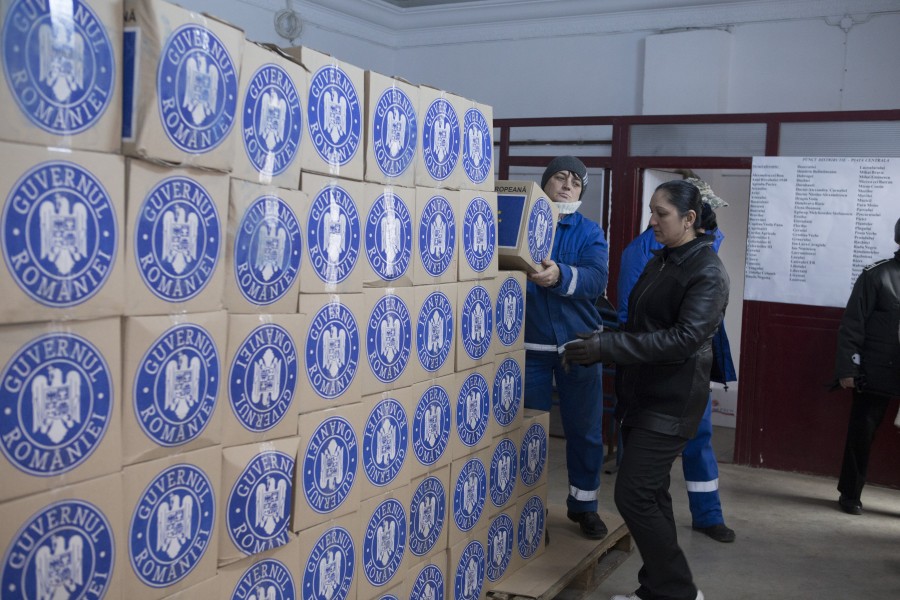 Sărmanii Galaţiului se lasă aşteptaţi. Peste 6.000 de pachete cu ALIMENTE UE, neridicate