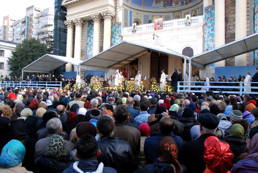Zeci de mii de pelerini s-au închinat în ultima zi la moaştele Sfintei Cuvioase Parascheva