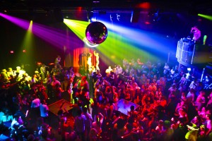 Propunerea unui senator: MINORII să meargă ÎN CLUB de mână cu părinţii!