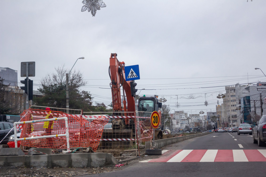 Lucrările la reţeaua de apă și canalizare, întârziate cu 11 luni