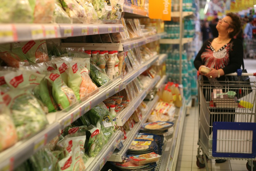 Cumpărături după buget: Supermarketurile trag spuza comerţului pe turta lor
