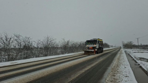 Intervenţii pentru combaterea poleiului pe drumurile judeţene