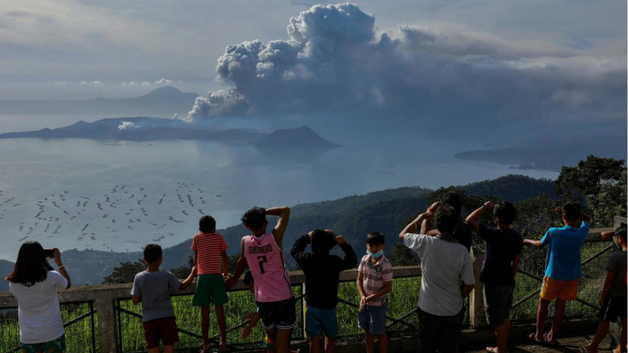 Fulgere și nori de cenușă, din vulcanul Taal
