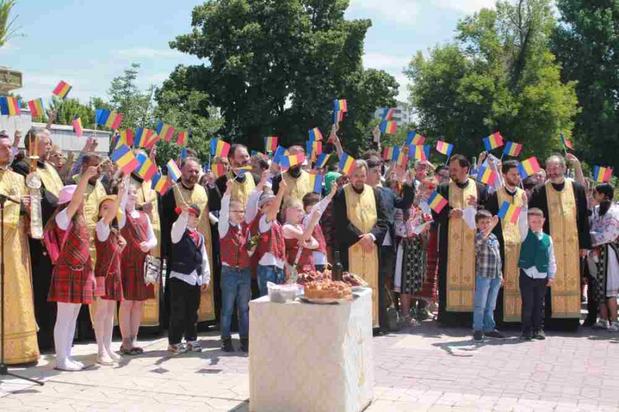 O mare de oameni, astăzi, la Mausoleu/ Gălăţenii nu au uitat să-şi cinstească eroii