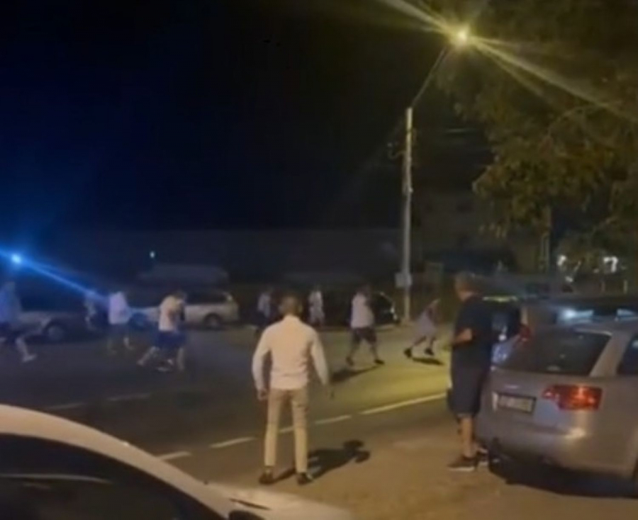 13 indivizi violenți vor da socoteală pentru un măcel într-o benzinărie