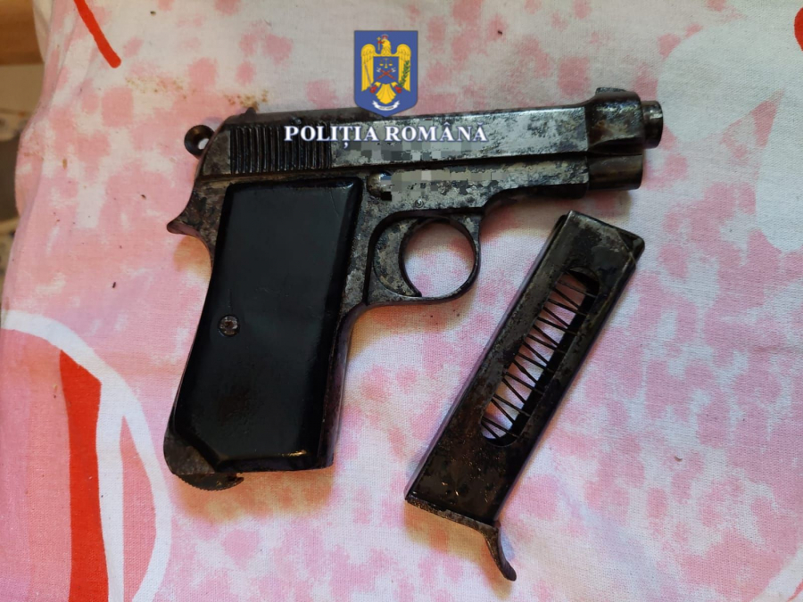 Pistol letal, găsit în casa unui pușcăriaș