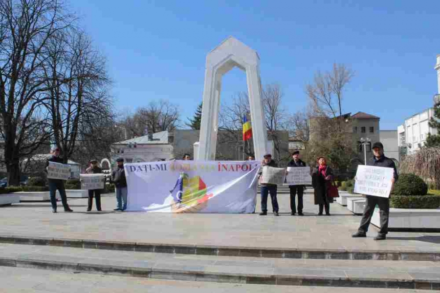 Gălăţenii, solidari cu localnicii din Pungeşti/ Manifestaţie anemică la Prefectură, pentru susţinerea vasluienilor