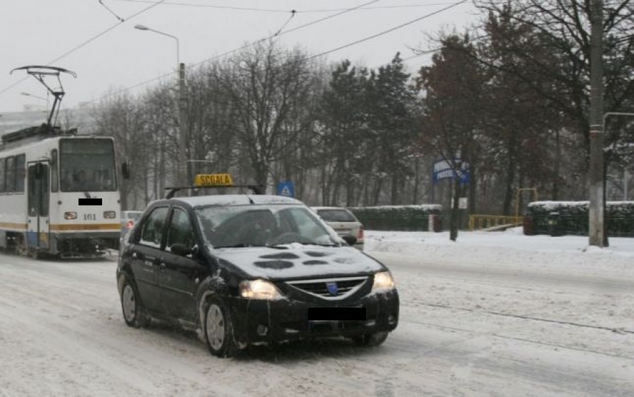 AVERTISMENTUL poliţiştilor la adresa gălăţenilor care învaţă să conducă pe vreme rea