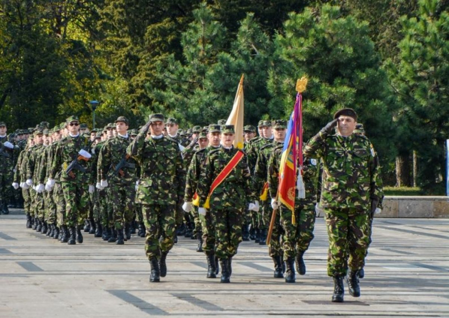 Armata are nevoie de aproape 2.000 de militari de carieră