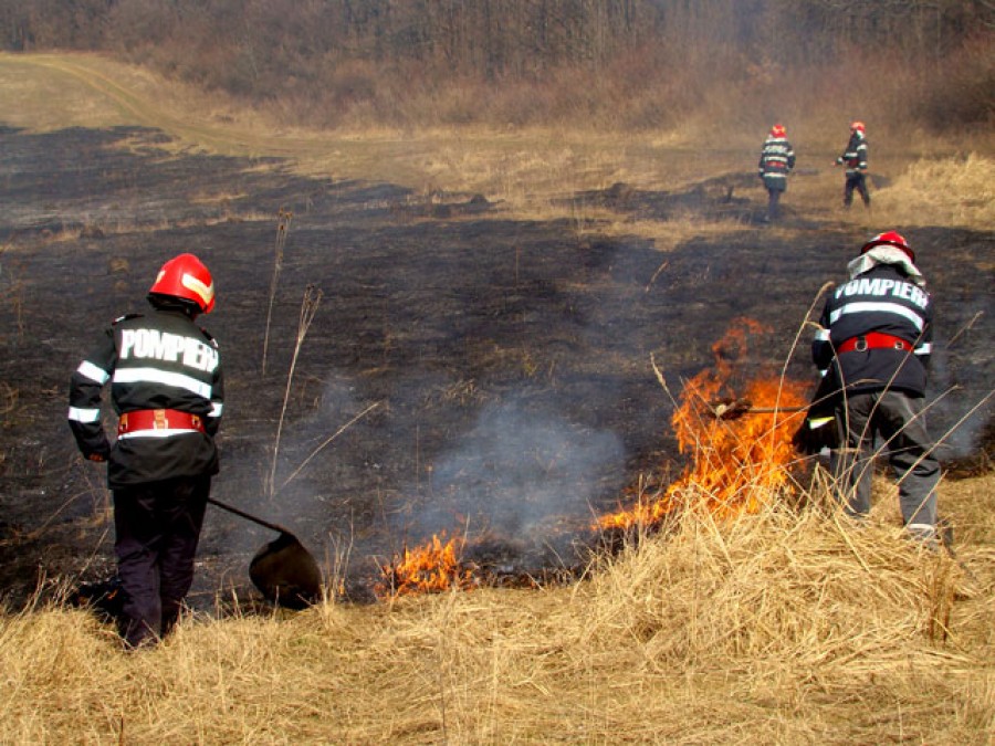 Incendiu violent la Priponeşti din cauza unei ţigări aprinse