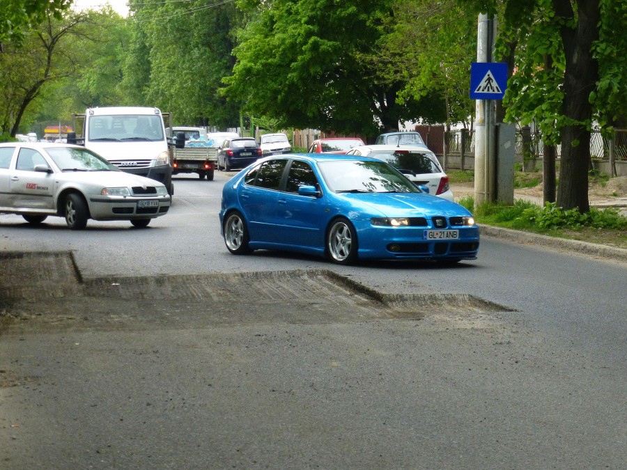 ATENŢIE, ŞOFERI! Strada Aurel Vlaicu, PERICOL PUBLIC: După decopertare, fără semnalizare (FOTO&VIDEO)