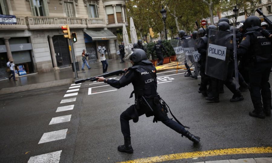 Gloanţe de cauciuc, baricade şi încăierări în Catalonia. INCIDENTE din cauza referendumului pentru independenţă