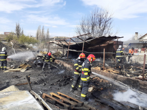 Incendiu violent la Barboși. Mai multe proprietăți, în pericol