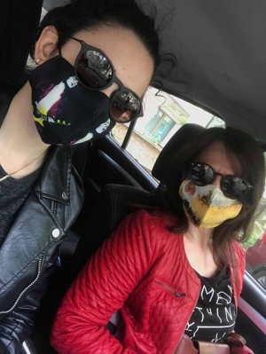 Ada şi fiica ei, Mara, în spatele măştilor regulamentare