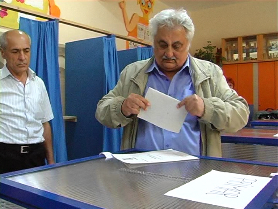 CANDIDAȚI LA URNE/ Nicolae Bacalbaşa şi-a exercitat dreptul la vot