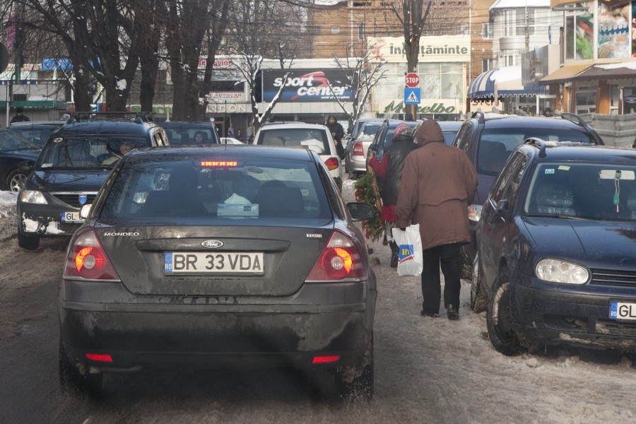 Şase sărăriţe contra poleiului pe străzile Galaţiului