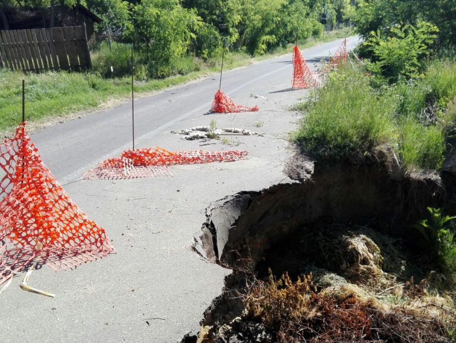 Un drum judeţean, în PERICOL DE PRĂBUȘIRE