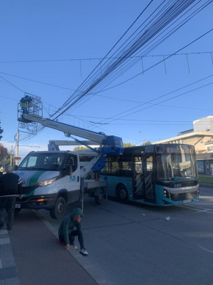 Accident cu victime între un autobuz și ”montatorii de luminițe”