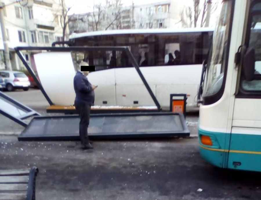 Incident în staţie. Un autobuz a intrat într-un refugiu de călători din Micro 19