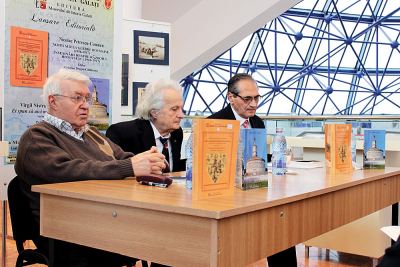 În imagine, profesorul şi scriitorul Virgil Nistru Ţigănuş, alături de scriitorul Dan Plăeșu şi directorul Muzeului de Istorie „Paul Păltănea”, Cristian Căldăraru