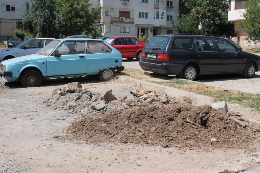 Maşini abandonate şi munţi de nisip, la Baia Comunală