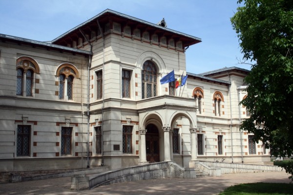 Muzeul de Artă Vizuală: S-au năruit 45 de ani de tradiţie - Viaţa ...