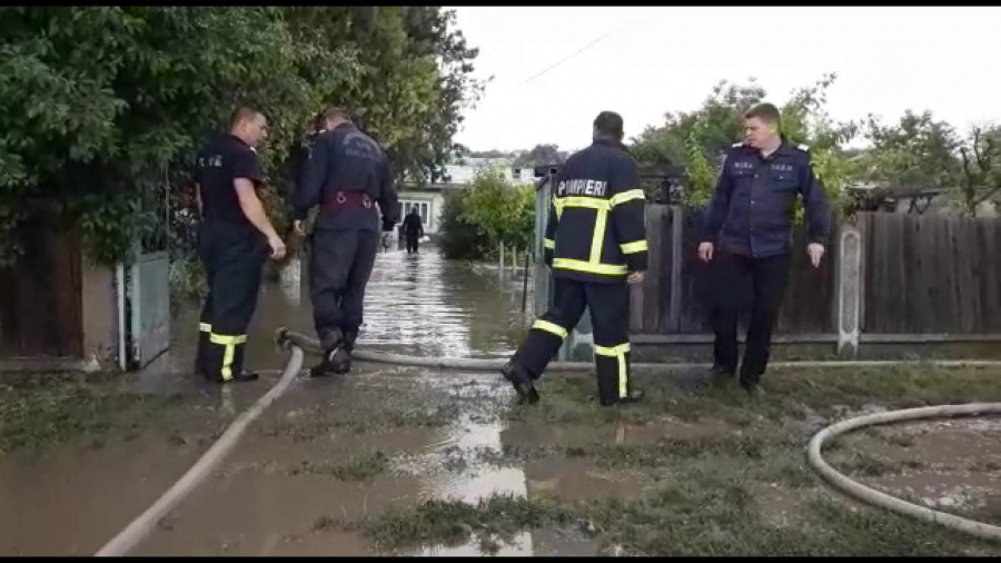 Inundații la Smârdan după o ploaie torențială