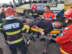 UPDATE: Accident soldat cu șapte răniți, după ce o dubă a intrat într-un autobuz plin cu pasageri (FOTO)