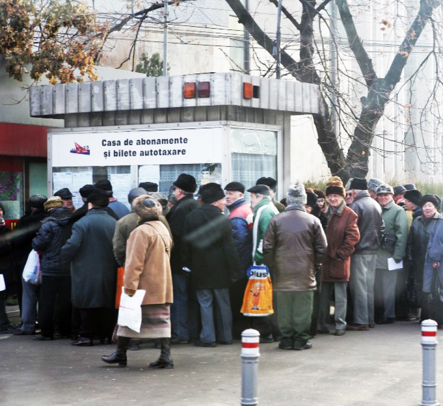 Prima coadă din 2012! Pensionarii fac rând la abonamente Transurb 