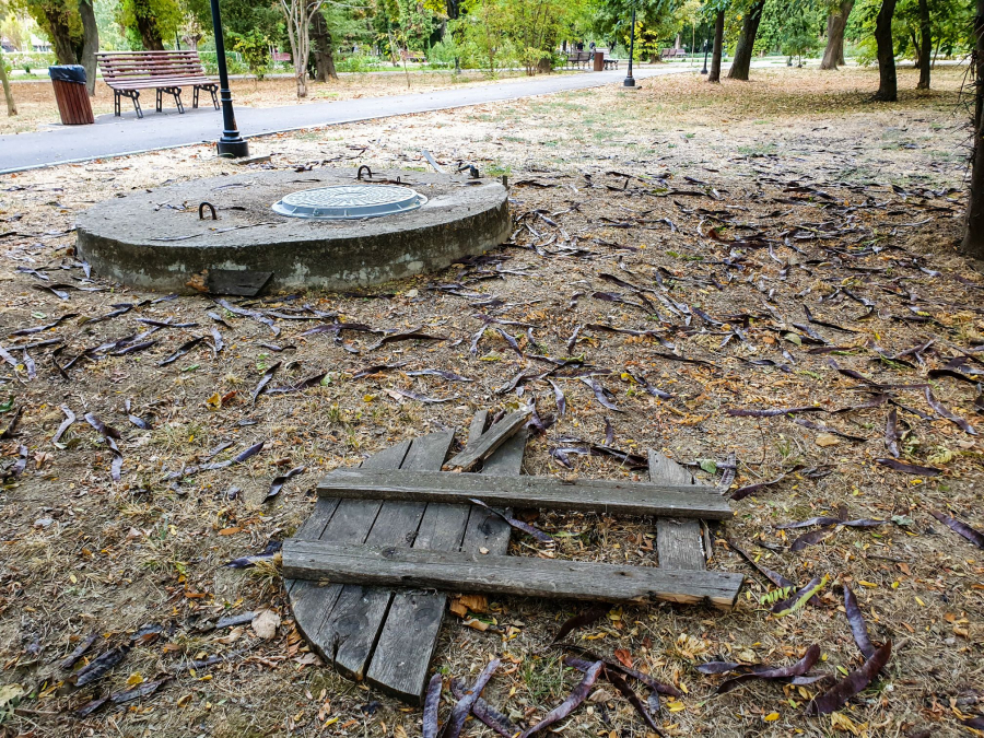 Canalizarea din Grădina Publică are capac nou