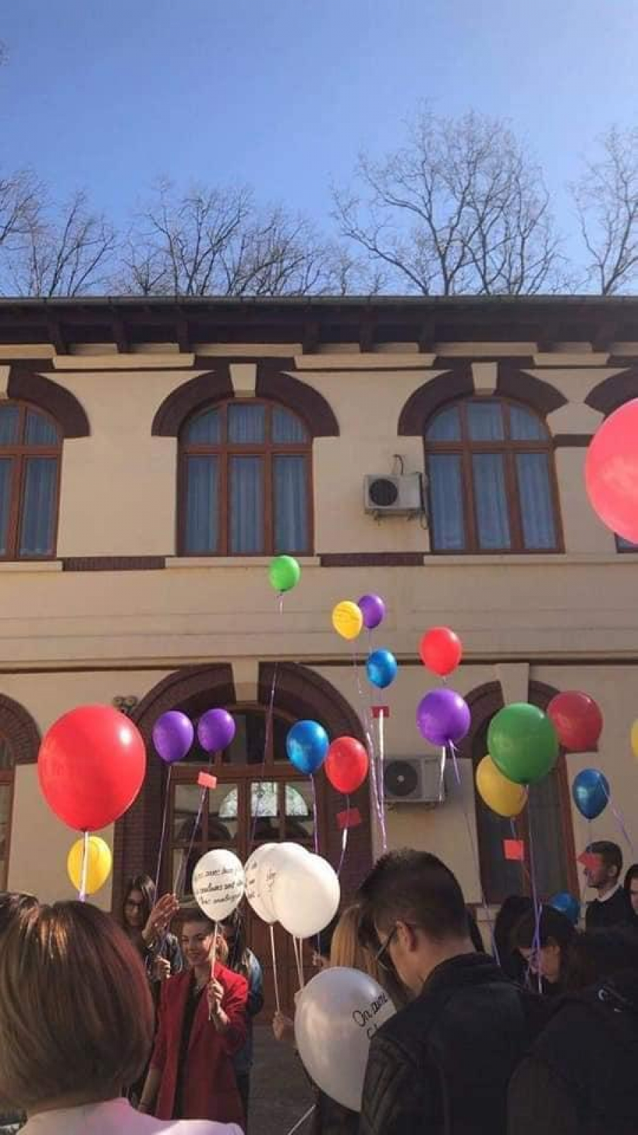 Poezii în limba franceză lansate cu baloane colorate