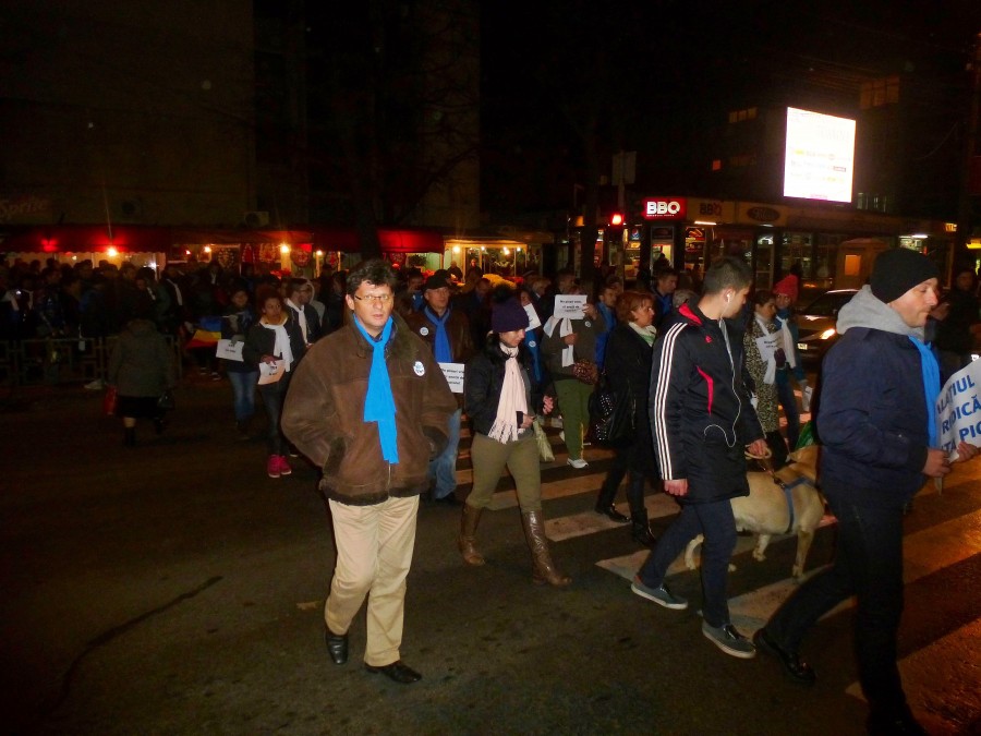 „Dreptul la vot nu este o lozincă”/ Sute de internauți au mărșăluit vineri seară pe străzile Galațiului (FOTO&VIDEO)