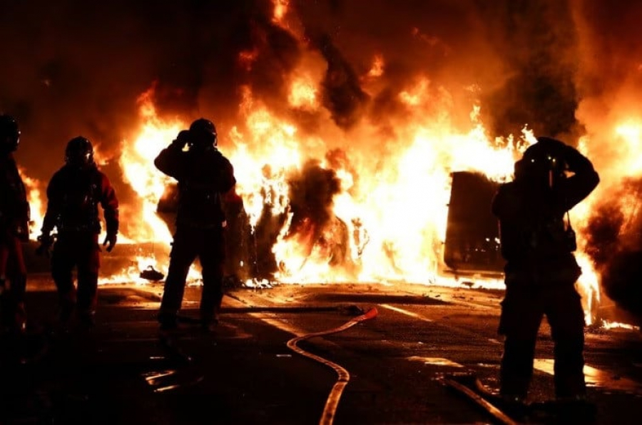 Revolte în Franța, după uciderea unui tânăr de către un polițist