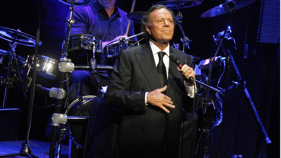 Julio Iglesias vrea cinci stele atât la HOTEL, cât şi pe SCENĂ, pentru CONCERTUL de la Galaţi, de duminică