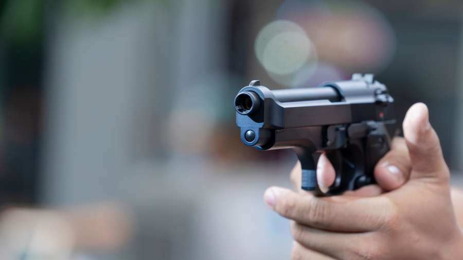 Eliberat din pușcărie, prins cu focuri de armă după ce a atacat polițiștii