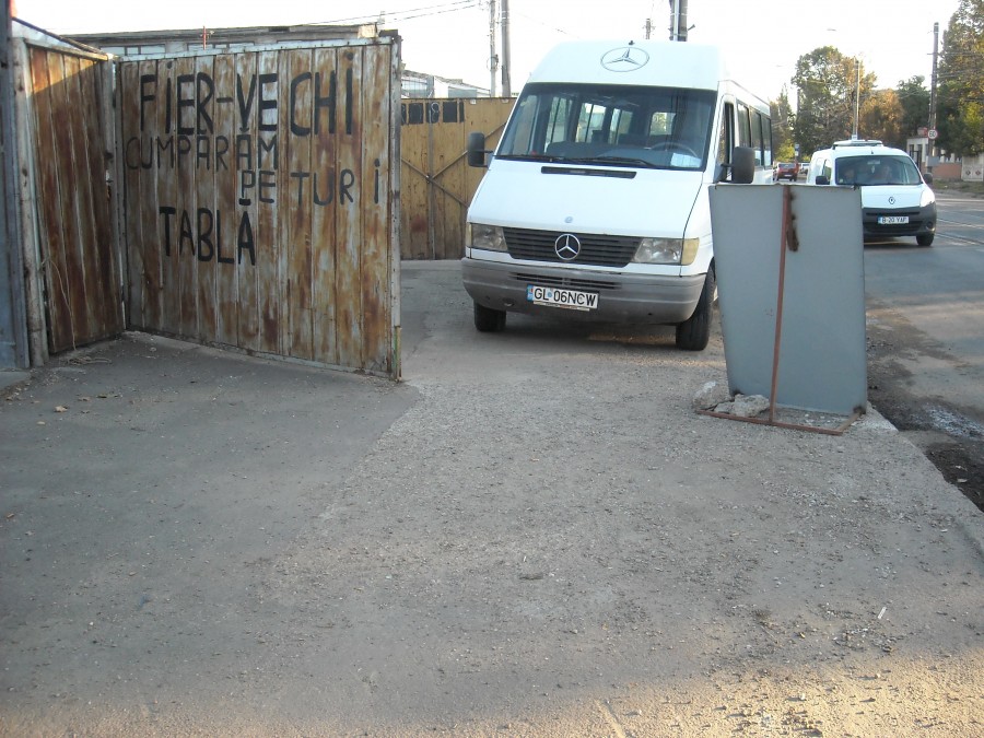Campanie VL - Pietoni în oraşul fără trotuare: Blocaj de dughene şi spălătorii auto pe Coşbuc