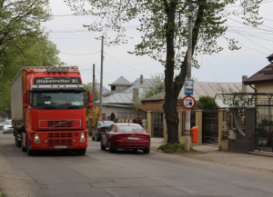 Soluţie disperată a autorităţilor tecucene: Traficul greu ar putea fi INTERZIS prin oraş (FOTO)