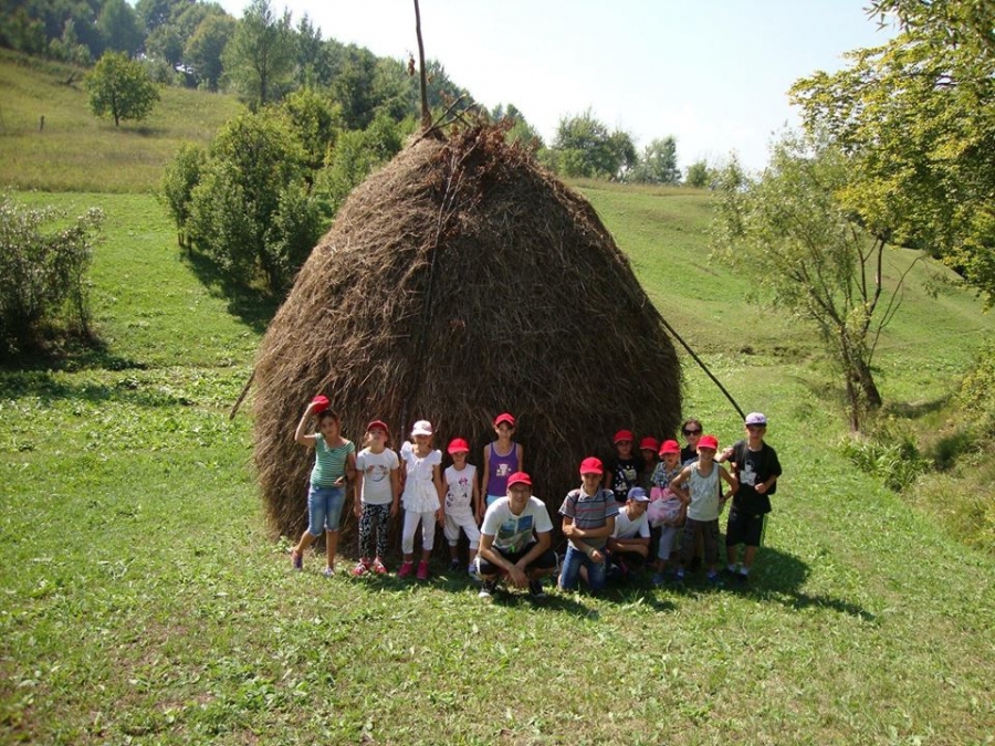 Puteți AJUTA un copil să meargă în tabără