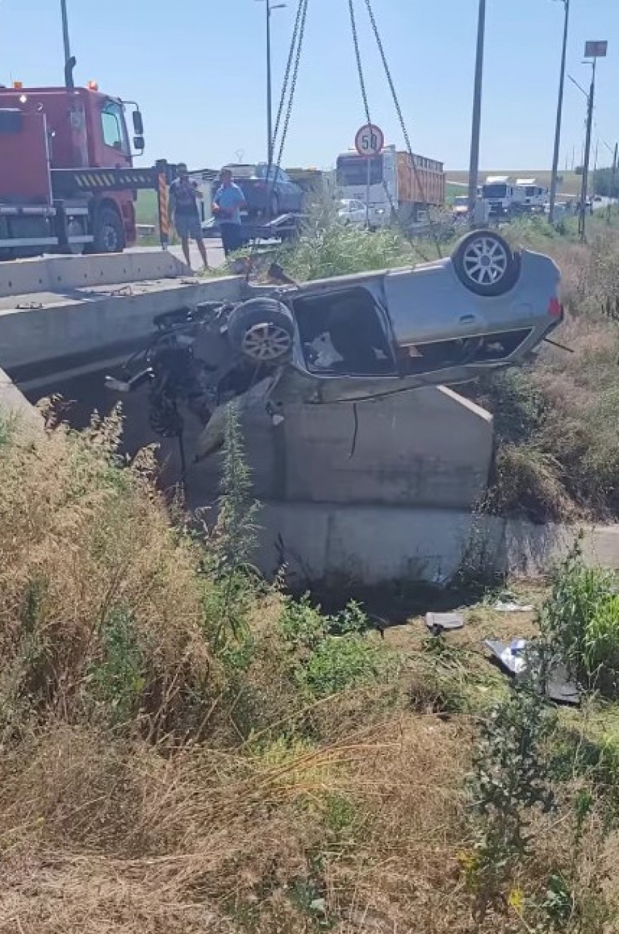 Patru persoane, rănite în mașini care au zburat de pe poduri (FOTO)