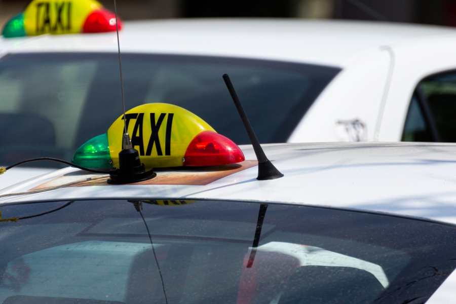 Un nou dispecerat taxi din Galați se bate în tarife cu Uber și Bolt