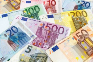 Euro a revenit sub pragul de 4,73 lei