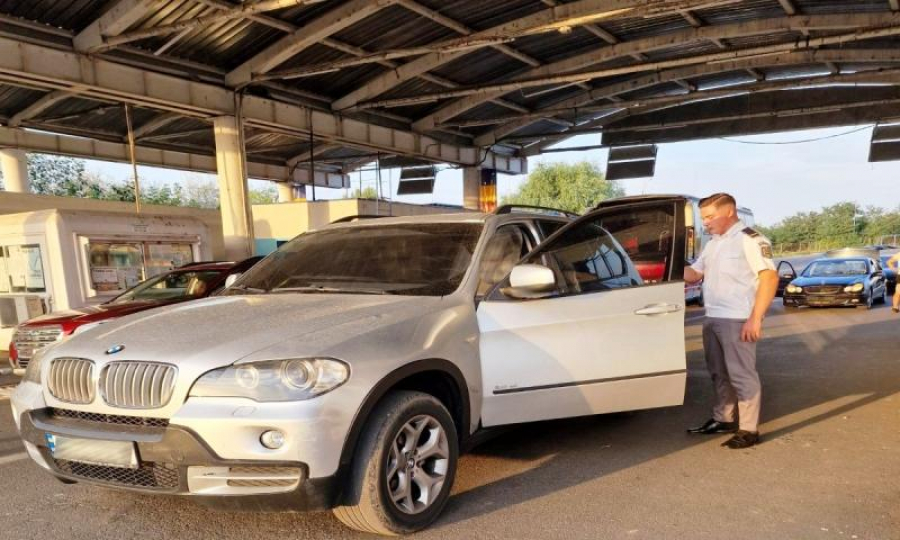 Autoturism furat din Ucraina, reţinut la frontieră