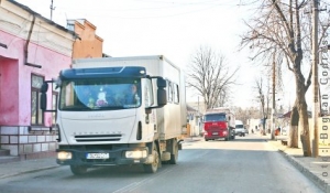 O sută de case cutremurate de maşinile de mare tonaj 