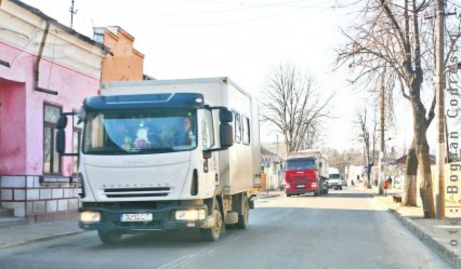 O sută de case cutremurate de maşinile de mare tonaj 