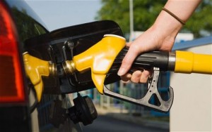 Guvernul vrea să aplice acciza de 7 eurocenţi doar la benzină, cu o amânare de 3 luni la motorină