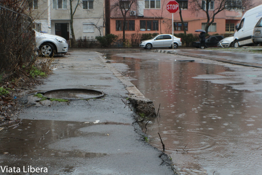 Cum se inundă un cartier pe jumătate asfaltat. Cronica unei zile ploioase