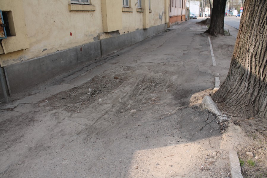 REPORTAJ/ Inima oraşului - ciuruită şi prăfuită. Străzi şi trotuare pline de cratere în buricul târgului (FOTO)