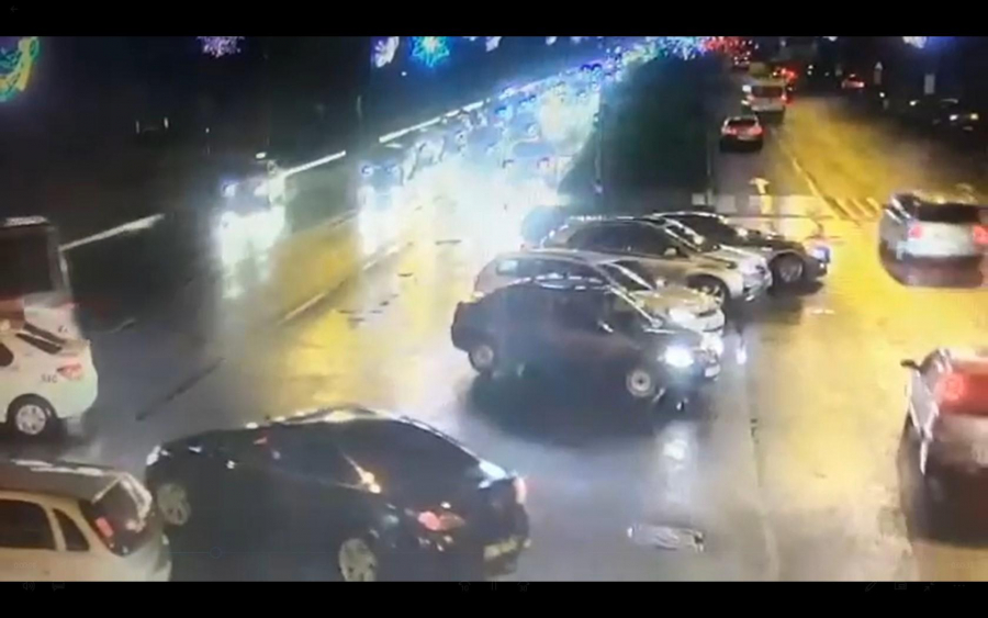 Cinci persoane, lovite de maşini pe trecere (VIDEO)