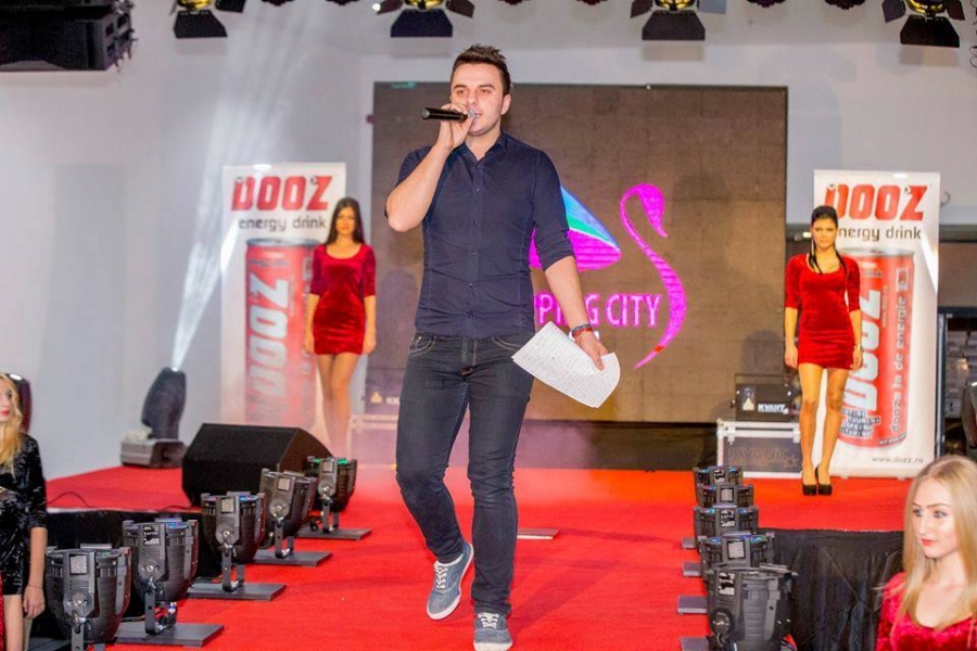 Ziua PROFESOR, noaptea DJ. Povestea tânărului care şi-a cerut iubita de soţie de pe scenă