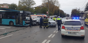 Intersecția de la Militar, scena unui accident cu pagube multiple (VIDEO)